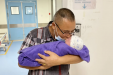 50岁“英雄妈妈”在市妇幼保健院（市二人医）成功产子，泸州籍烈士罗伟有了一个亲弟弟